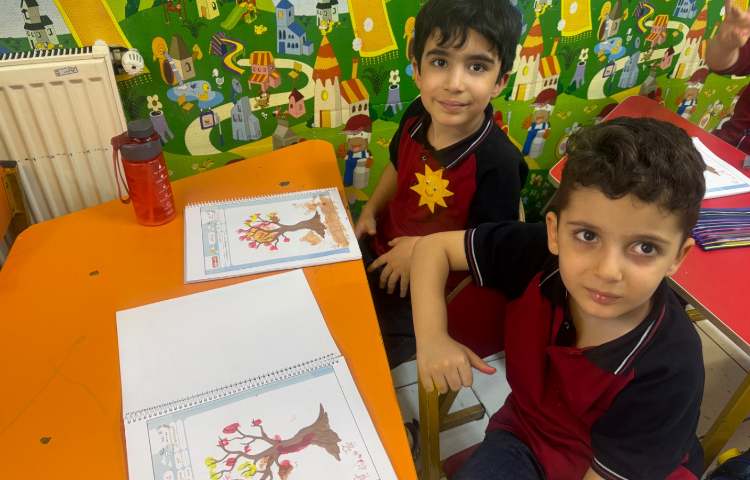 نوشتاری: تزئین درخت پاییزی با رنگ انگشتی 2