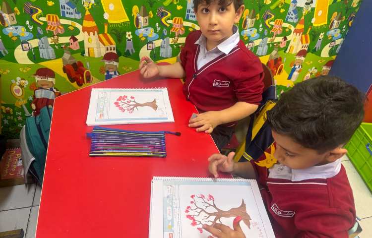 نوشتاری: تزئین درخت پاییزی با رنگ انگشتی 4