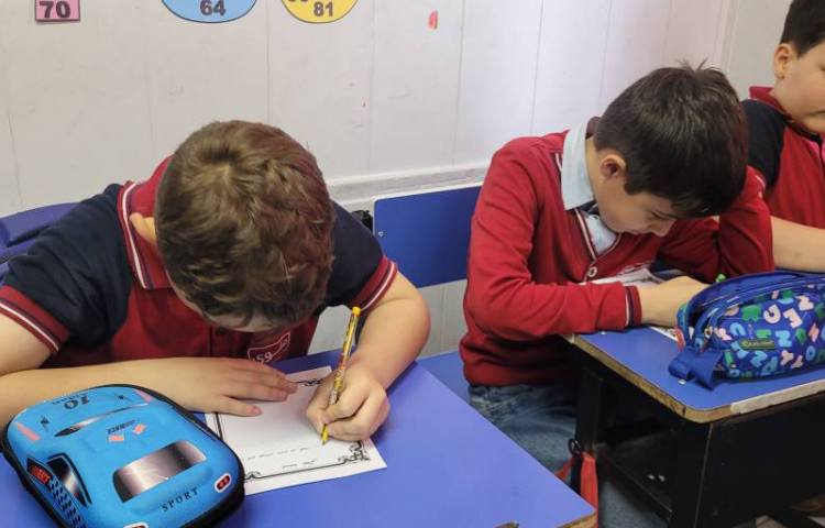 نوشتن دلنوشته توسط پایه سوم به مناسبت میلاد امام رضا (ع) 2