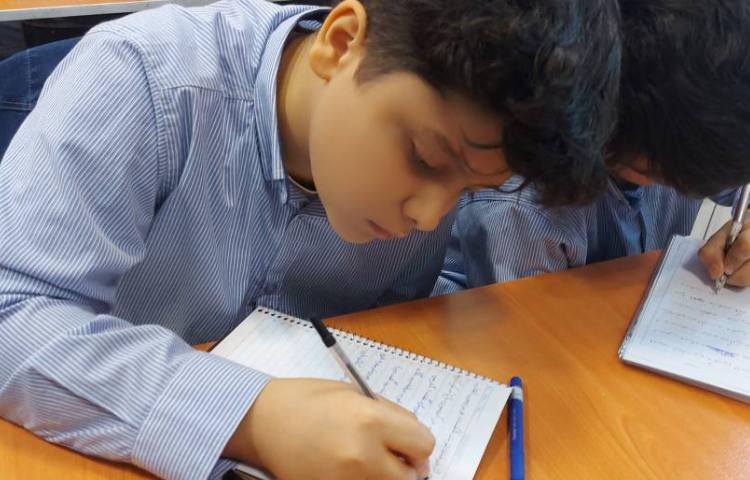 نوشتن شرح حال خود دانش‌آموزان کتاب نگارش و خواندن آن توسط دانش‌اموزان 3