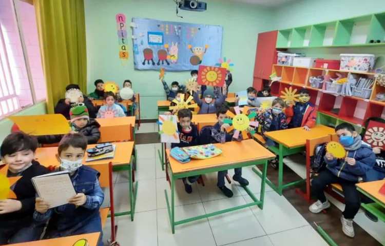 نوشتن کلمات استثنا روی خورشید دانش آموزان پایه اول 1