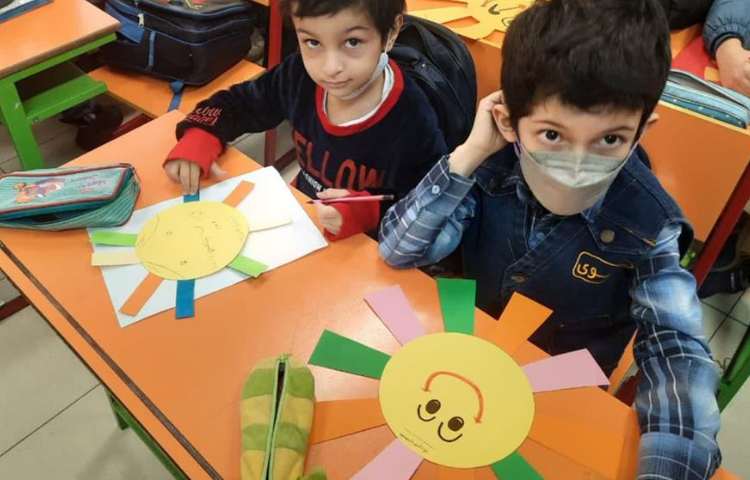 نوشتن کلمات استثنا روی خورشید دانش آموزان پایه اول 4