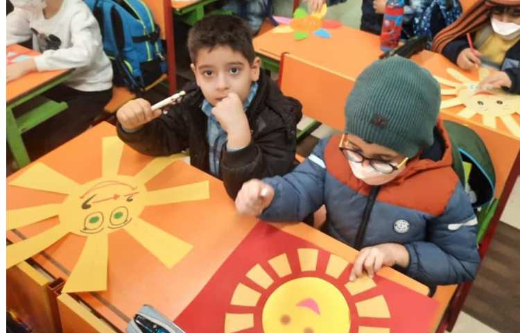 نوشتن کلمات استثنا روی خورشید دانش آموزان پایه اول 5