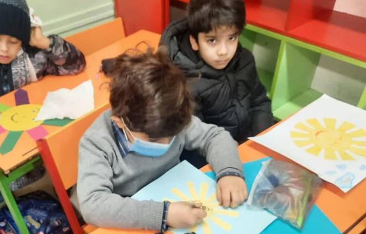 نوشتن کلمات استثنا روی خورشید دانش آموزان پایه اول