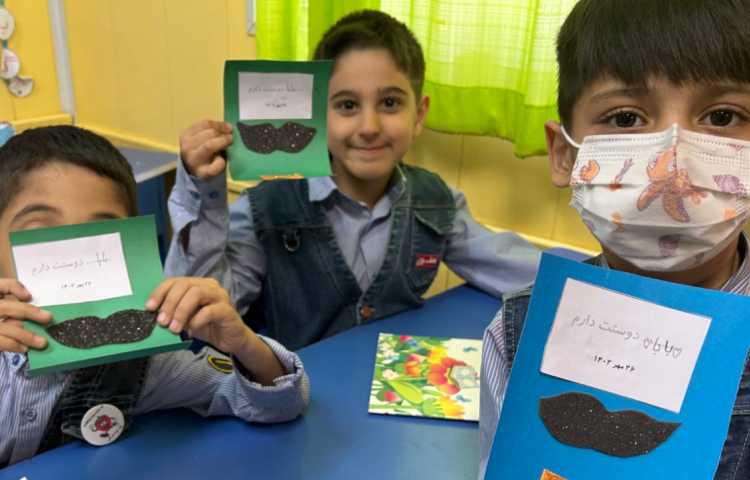 نوشتن کلمه ی بابا توسط پسرهای توت فرنگی 2