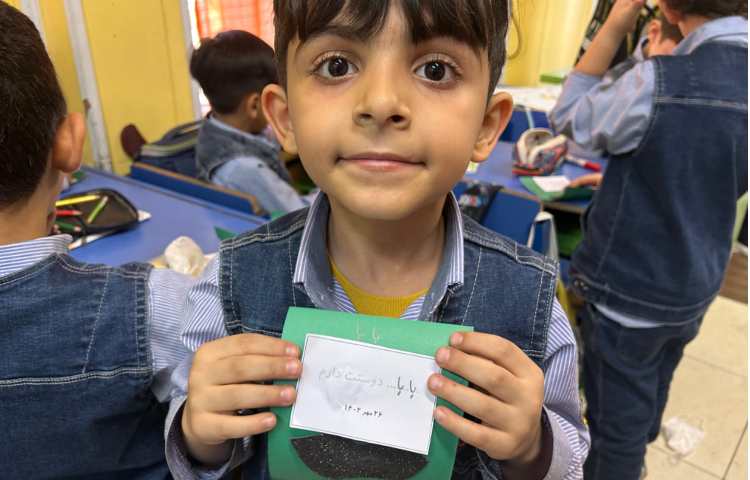 نوشتن کلمه ی بابا توسط پسرهای توت فرنگی 3