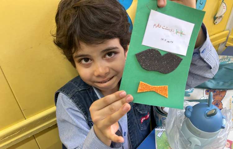 نوشتن کلمه ی بابا توسط پسرهای توت فرنگی