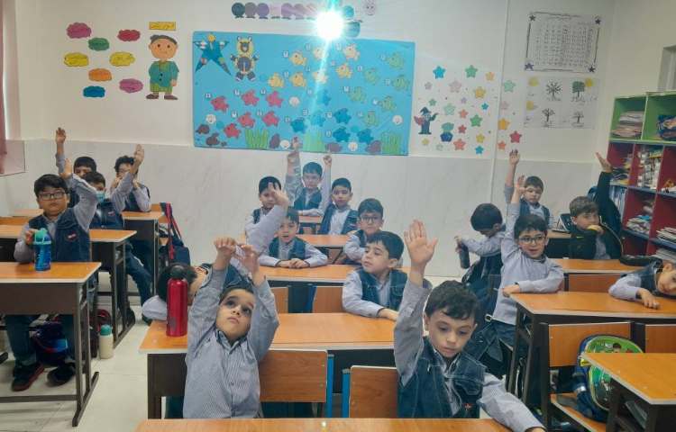 نگ اتیکت و آموزش اتیکت نشستن 3