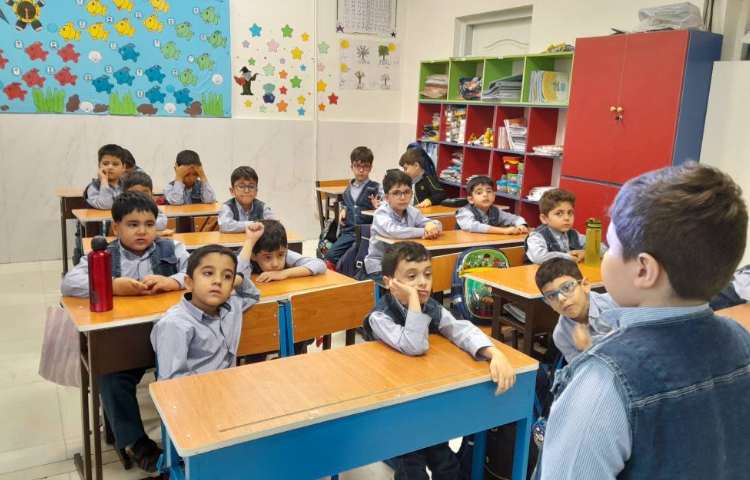 نگ اتیکت و آموزش اتیکت نشستن