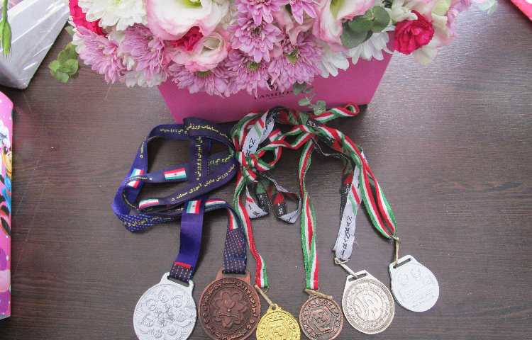 نیکا از آب طلا می گیرد 2