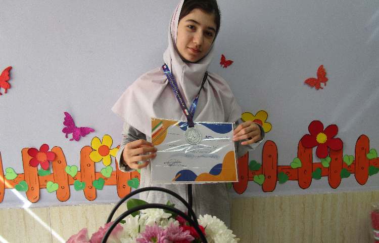 نیکا از آب طلا می گیرد