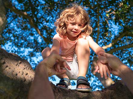 اهمیت آموزش نیکوکاری به کودکان