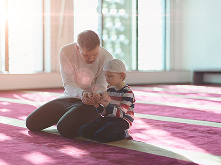 گام‌هایی برای آموزش کمک به دیگران به کودکان