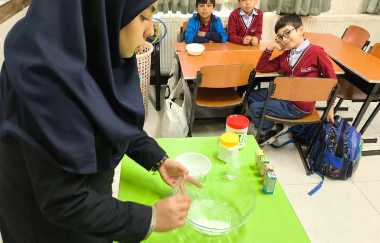 هفته علوم -اجرای آزمایش ساخت توپ شیطونک زنگ علوم 2