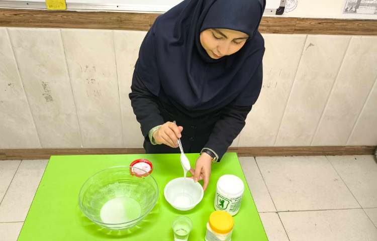 هفته علوم -اجرای آزمایش ساخت توپ شیطونک زنگ علوم 3