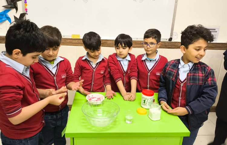 هفته علوم -اجرای آزمایش ساخت توپ شیطونک زنگ علوم 4