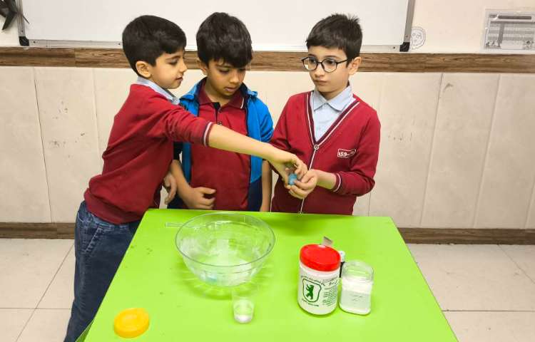 هفته علوم -اجرای آزمایش ساخت توپ شیطونک زنگ علوم 6