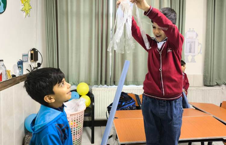 هفته علوم - اجرای آزمایش ساخت فرار شگفت انگیز زنگ علوم 2