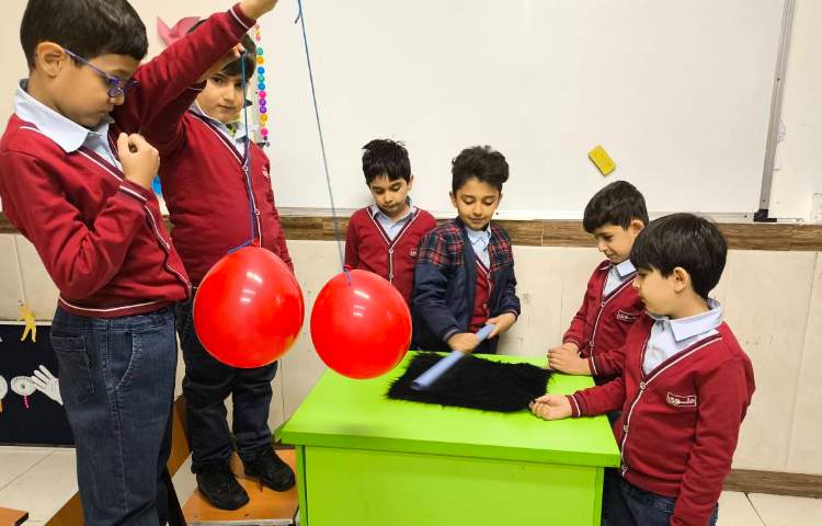 هفته علوم - اجرای آزمایش ساخت فرار شگفت انگیز زنگ علوم 3