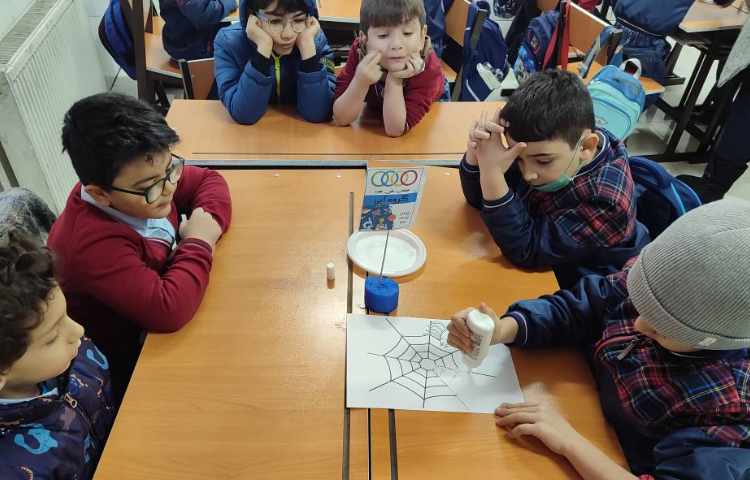 هفته علوم -نقاشی با چسب چوب و نمک و آبرنگ توسط گروه‌ها در کلاس انجام شد 1