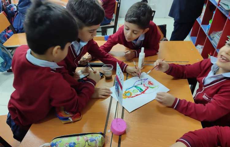 هفته علوم -نقاشی با چسب چوب و نمک و آبرنگ توسط گروه‌ها در کلاس انجام شد 2