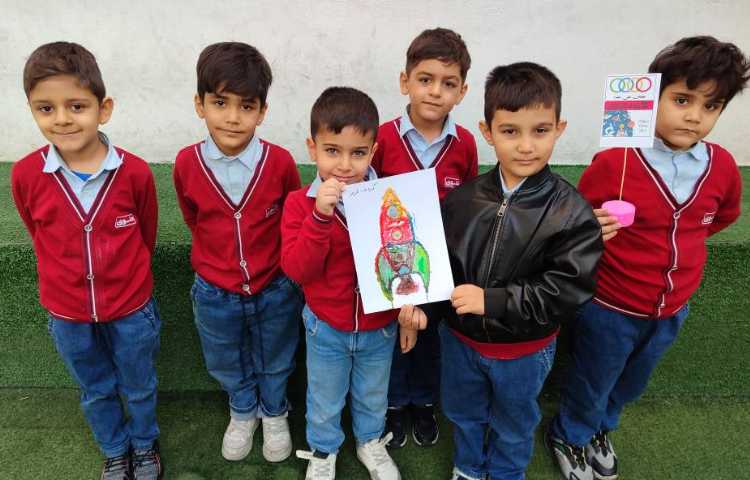 هفته علوم -نقاشی با چسب چوب و نمک و آبرنگ توسط گروه‌ها در کلاس انجام شد 3