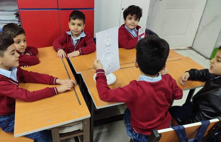 هفته علوم -نقاشی با چسب چوب و نمک و آبرنگ توسط گروه‌ها در کلاس انجام شد 4