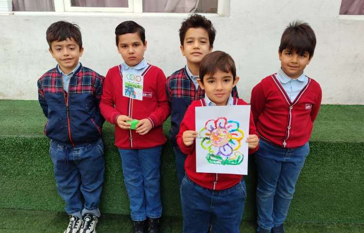 هفته علوم -نقاشی با چسب چوب و نمک و آبرنگ توسط گروه‌ها در کلاس انجام شد 7