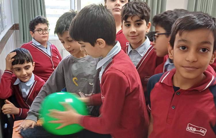 هفته ملی علوم - الکتریسیته ساکن - انجام فعالیت های مختلف جهت آشنایی با الکتریسته ساکن 1