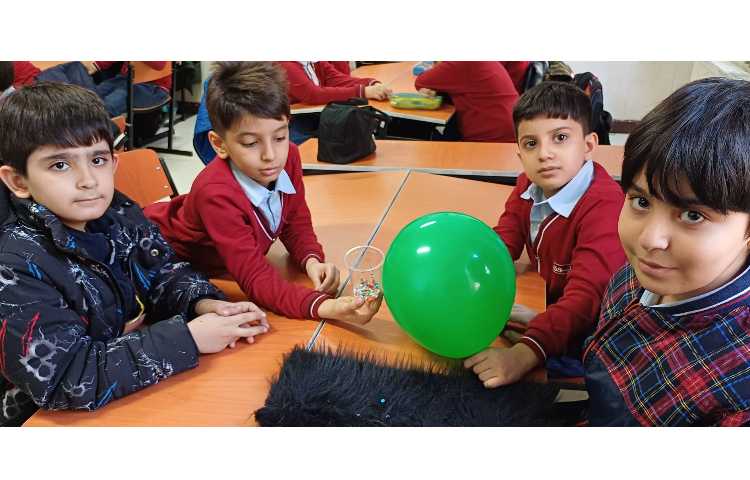 هفته ملی علوم - الکتریسیته ساکن - انجام فعالیت های مختلف جهت آشنایی با الکتریسته ساکن 3