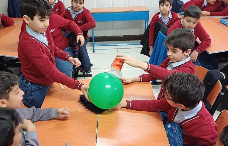 هفته ملی علوم - الکتریسیته ساکن - انجام فعالیت های مختلف جهت آشنایی با الکتریسته ساکن 4