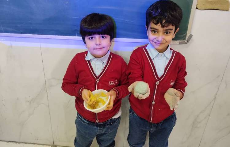 هفته ملی علوم - بازی با شن ماسه‌ای‌و ساحلی توسط گروه‌ها انجام شد 4