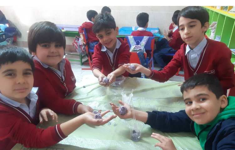 هفته ملی علوم: ساخت توپ شیطون با پودر بوراکس،چسب چوب،رنگ خوراکی و ... 2