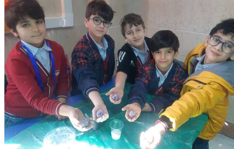 هفته ملی علوم: ساخت توپ شیطون با پودر بوراکس،چسب چوب،رنگ خوراکی و ... 3