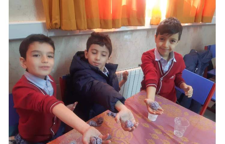 هفته ملی علوم: ساخت توپ شیطون با پودر بوراکس،چسب چوب،رنگ خوراکی و ... 6