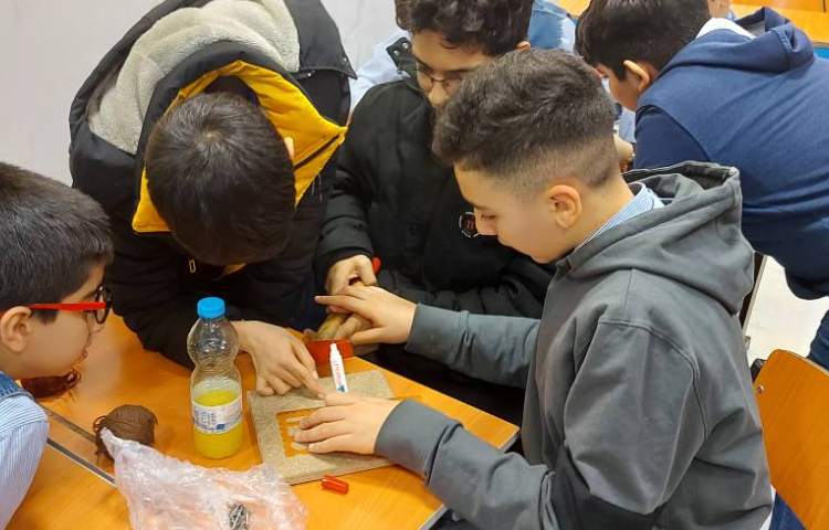 هفته ملی علوم : کار با هوش مصنوعی و هنردست: ساخت تابلو با میخ و نخ 1