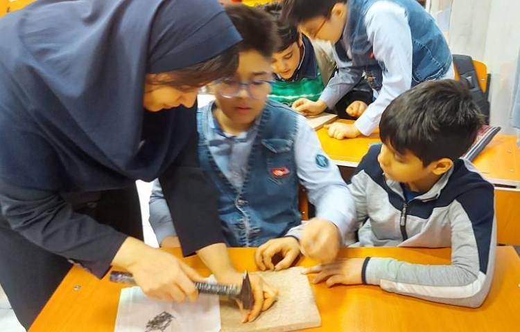 هفته ملی علوم : کار با هوش مصنوعی و هنردست: ساخت تابلو با میخ و نخ 2