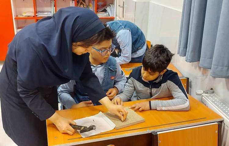 هفته ملی علوم : کار با هوش مصنوعی و هنردست: ساخت تابلو با میخ و نخ 3