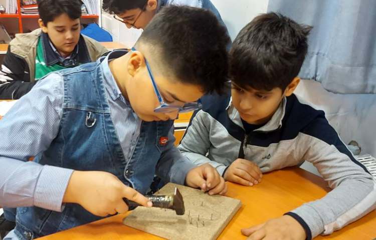 هفته ملی علوم : کار با هوش مصنوعی و هنردست: ساخت تابلو با میخ و نخ 4