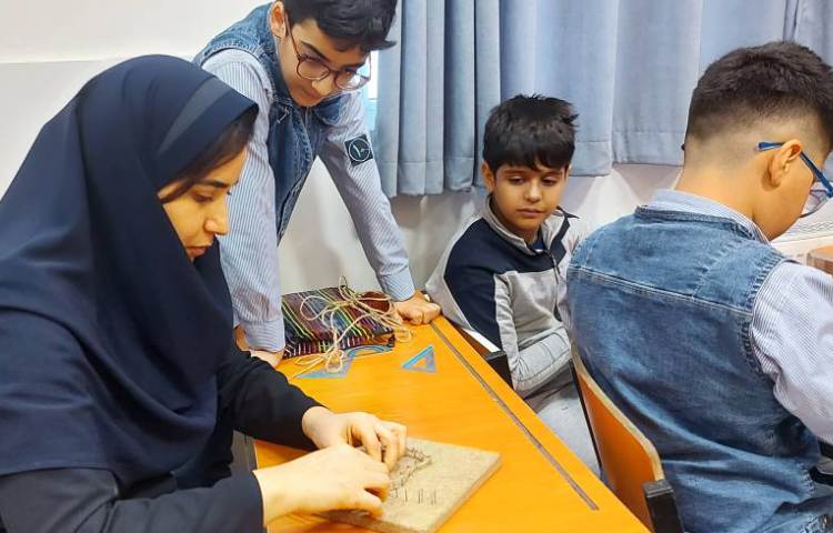 هفته ملی علوم : کار با هوش مصنوعی و هنردست: ساخت تابلو با میخ و نخ 5