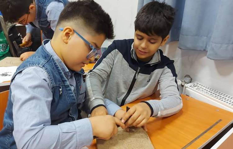 هفته ملی علوم : کار با هوش مصنوعی و هنردست: ساخت تابلو با میخ و نخ 6