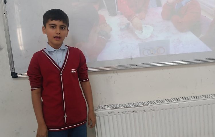 هفته ی علوم -ارائه پاور پوینت هفته‌ی ملی علوم توسط دانش‌آموزان 1