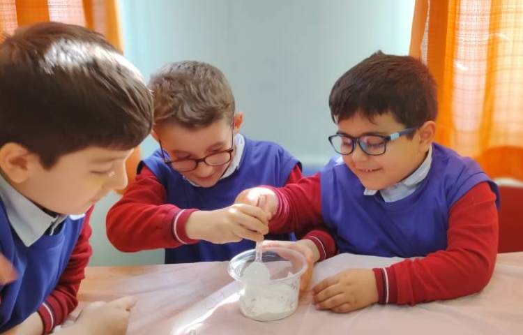 هفته ی علوم ازمایش توپ شیطون 4