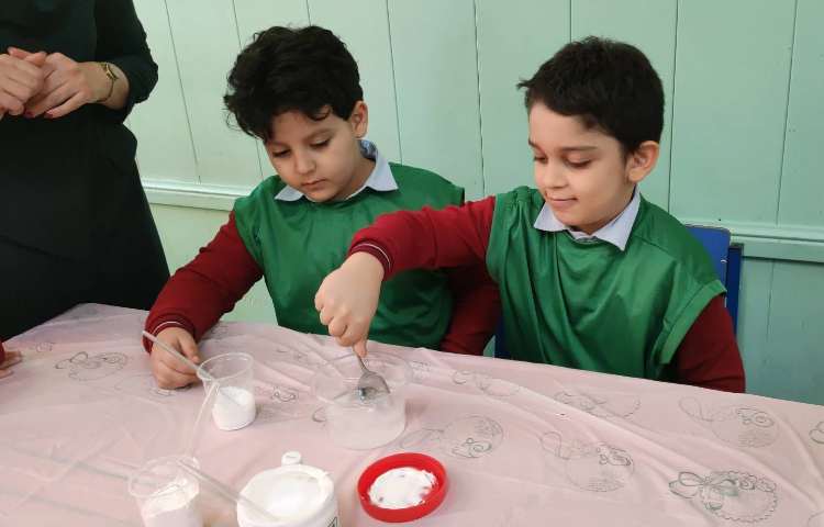 هفته ی علوم ازمایش توپ شیطون 6