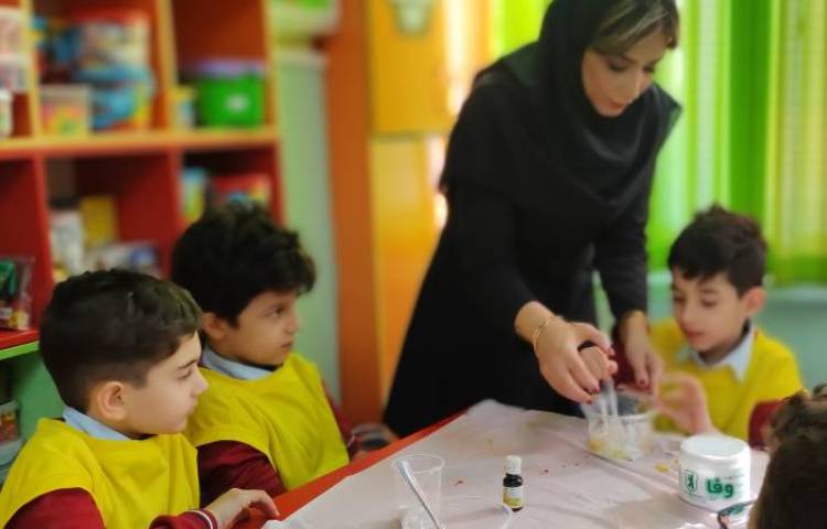 هفته ی علوم ازمایش توپ شیطون 7