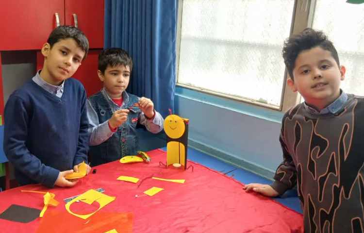 هفته ی علوم انجام آزمایش مربوط به کرم شب تاب 1