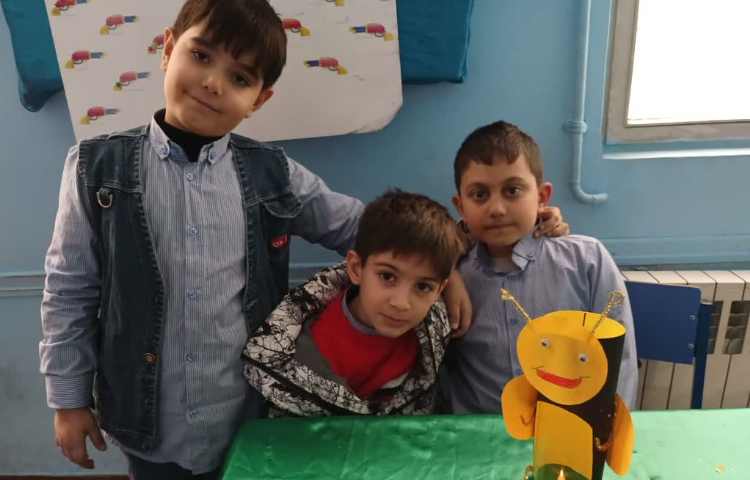 هفته ی علوم انجام آزمایش مربوط به کرم شب تاب 2