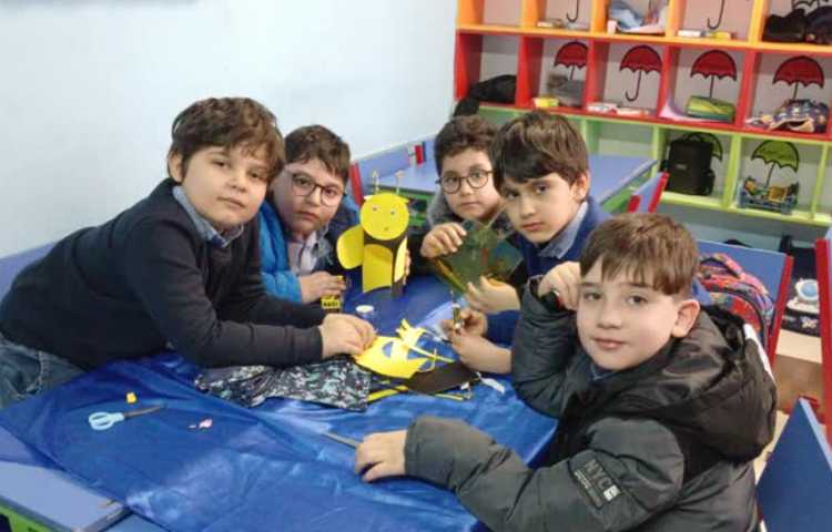 هفته ی علوم انجام آزمایش مربوط به کرم شب تاب 4