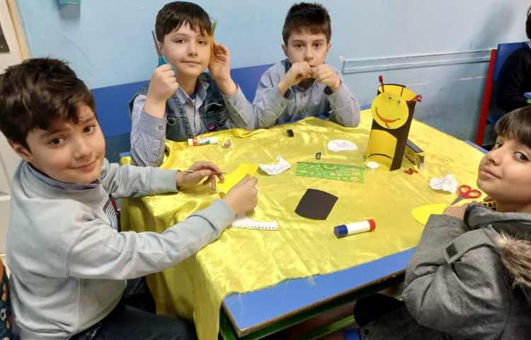 هفته ی علوم انجام آزمایش مربوط به کرم شب تاب 5