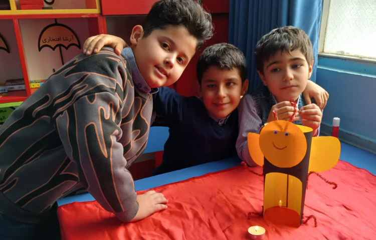 هفته ی علوم انجام آزمایش مربوط به کرم شب تاب 6